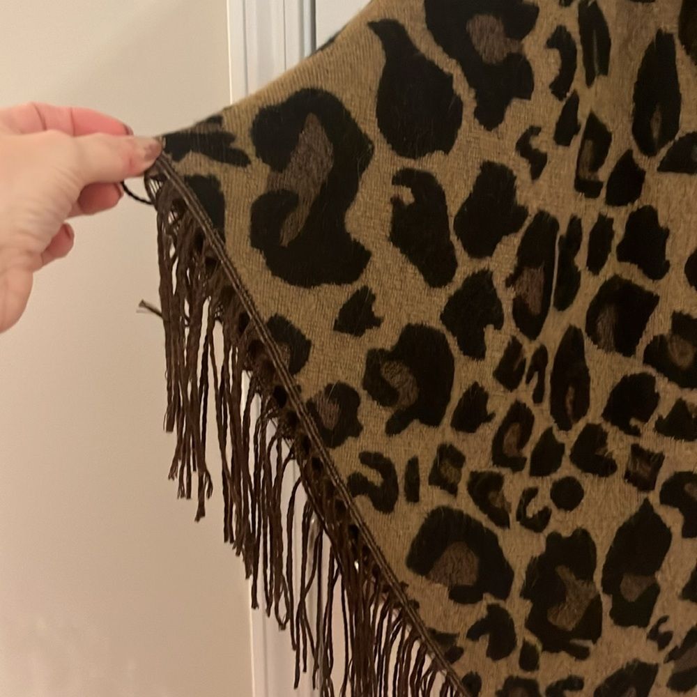 EUC-Boutique Leopard Wrap - Picture 4 of 4